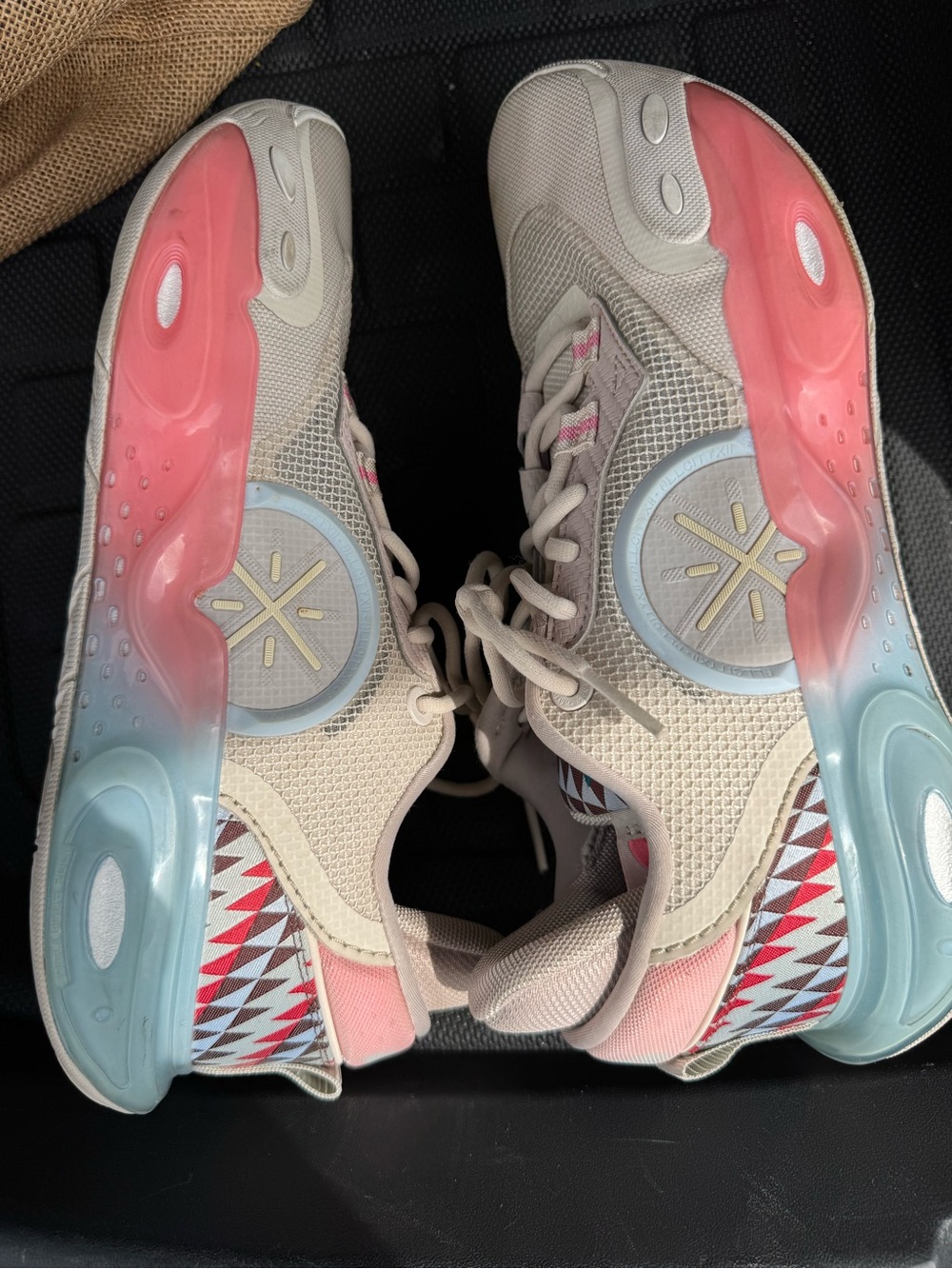 Men's Athletic Shoes Way of wade - Light Beige with Pink & Blue Accents - Picture 3 of 5